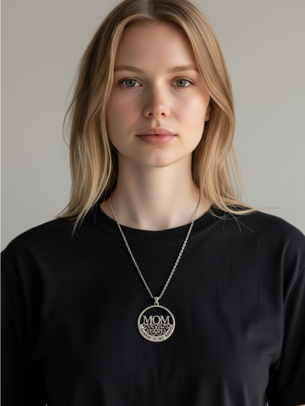 10/8 Sterling Silver 'MOM' Round Pendant Necklace - Silver